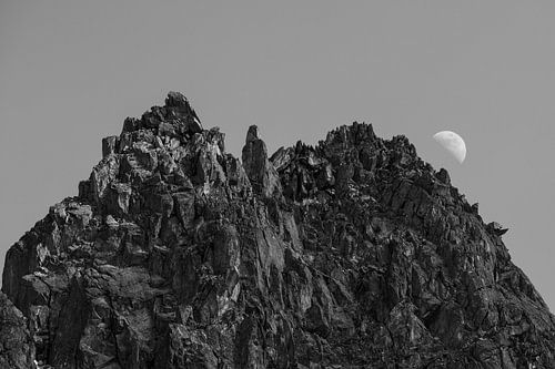 68/5000 Bedoelde u: Zwart wit foto van zonsopkomst achter de alpen in Kuhtai, Oostenrijk Black white
