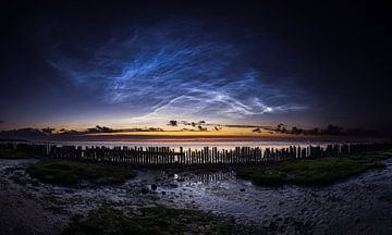 Betoverende Nacht aan de Friese Waddenkust: Lichtende Nachtwolken boven de Waddenzee van Hevonax Photography