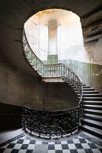 Escalier en colimaçon abandonné. sur Roman Robroek - Photos de bâtiments abandonnés