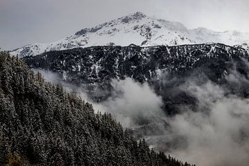 Prachtig landschap, sneeuw in de bergen in Zwitserland