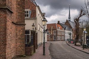 Gezicht op de St Aegtenkapel in Amersfoort vanaf de Westsingel van Anges van der Logt