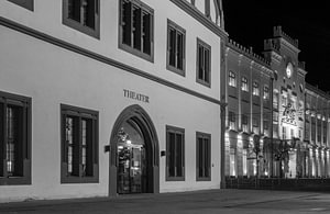 Straße in der Altstadt Zwickau mit altem Rathaus und Theater in der Nacht Schwarz -Weiß -Fotografie