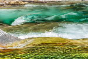 Fliessende Farben im Fluss Verzasca