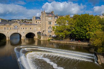 Pulteney Bridge in Bath, Engeland op zonnige dag met wolken van Robert Ruidl