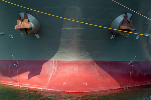 Im Hafen vor Anker – ein beeindruckender Bug von scheepskijkerhavenfotografie