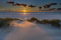 landschap van de zonsondergang in de  duinen, met de Noordzee op de achtergrond