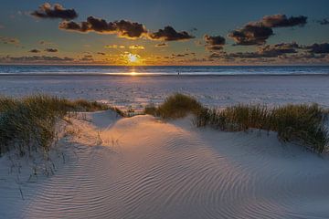 landschap van de zonsondergang in de  duinen, met de Noordzee op de achtergrond van Karin Broekhuijsen