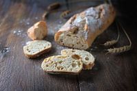 Frisches Baguette oder französisches Brot mit Zwiebeln gebacken, halbe Scheiben geschnitten, auf dun