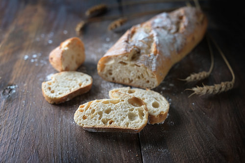 Frisches Baguette oder französisches Brot mit Zwiebeln gebacken, halbe Scheiben geschnitten, auf dun