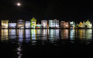 Punda in Willemstad Curacao by night van Anna Pors