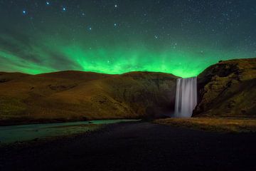Het noorderlicht boven Skógafoss in IJsland van Roy Poots