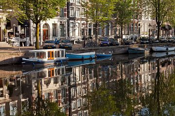 typische gracht in Amsterdam, Noord-Holland van Peter Schickert