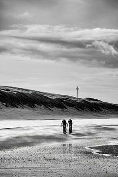 Strandfietsers in Noordwijk, zwart-wit van Sander de Vries