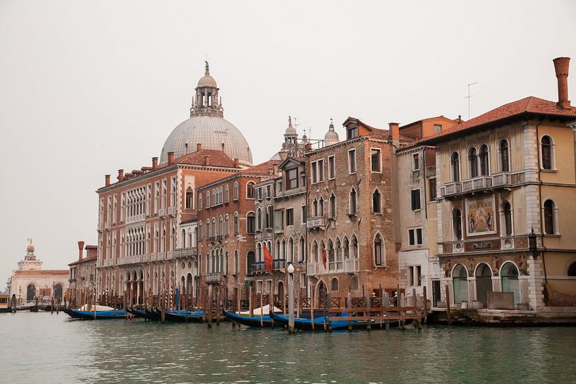 Bâtiments le long d'un grand canal dans la vieille ville de Venise, Italie par Joost Adriaanse