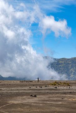Homme à cheval près d'un cratère volcanique. sur Floyd Angenent