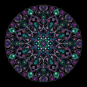 Grote ronde mandala in verschillende kleuren groen,  violet en blauw op een zwarte ondergrond