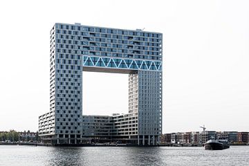 Appartementengebouw Pontsteiger aan het IJ in Amsterdam van Wim Stolwerk