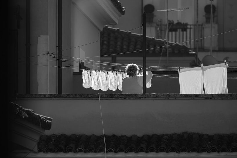Straßenszene Wäscheleine Unterwäsche Frau Sonne BNW von Martijn Jebbink Photography