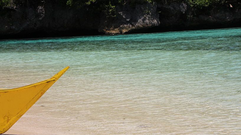 Yellow boat tip - pristine waters van Stefan Speelberg