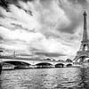 Eiffeltoren in Parijs met dreigende lucht van Celina Dorrestein