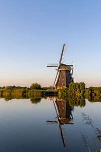 Eén molen weerspiegeld in het water