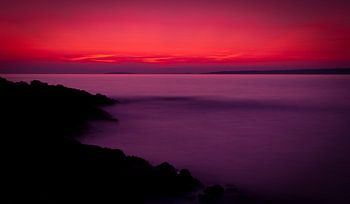 Kalme zonsondergang aan zee