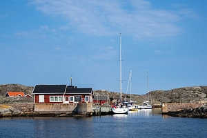 Blick auf die Wetterinseln vor der Stadt Fjällbacka in Schweden