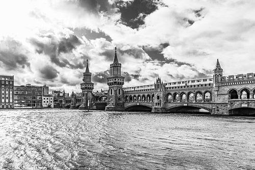 Hochbahn auf der Oberbaumbrücke in Berlin - monochrom von Werner Dieterich