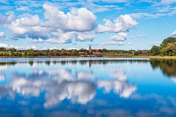 Uitzicht over het meer van Krakau naar het dorp Serrahn van Rico Ködder