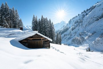 rustieke hut voor de winter in Kleinwalsertal van Leo Schindzielorz