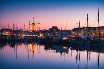 Blaue Stunde alter Hafen von Hellevoetsluis von Vincent Fennis