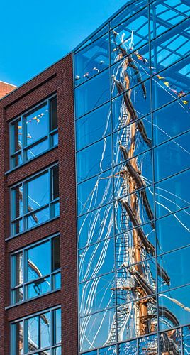 Weerspiegeling van de mast van een tallship, Sail 2015