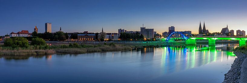 Frankfurt an der Oder - City-Skyline-Panorama am Abend zur blauen Stunde von Frank Herrmann