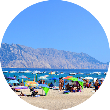 De grote berg Isola Tavolara vanaf een strand op Sardinie, Italie van Be More Outdoor