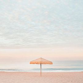 Ruhe am Strand unter dem Schirm von Poster Art Shop