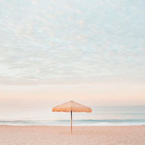 Rust en stilte op het strand onder de parasol