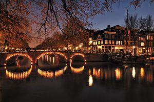 Amsterdamse grachten bij avond van John Leeninga