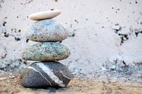 Zen stapel stenen en keien met een oude achtergrond
