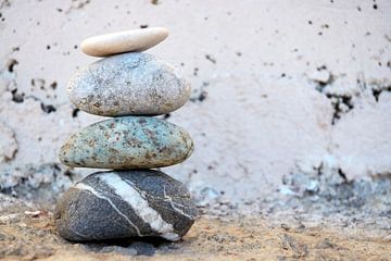 Pile zen de pierres et de rochers sur un fond ancien sur Trinet Uzun