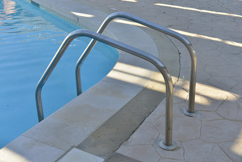 Portugiesisches Kinogefühl mit typisch klassischer Pool-Leiter in der ALGARVE