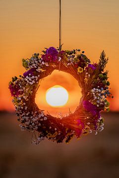 Couronne de fleurs avec soleil couchant sur Jacqueline Anders