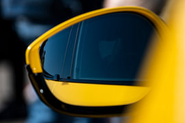 Spiegelbild im Seitenspiegel eines Ferrari von Rob Rollenberg