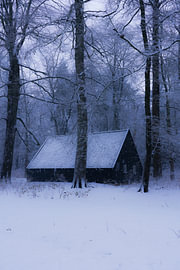 Forsthütte im Schnee