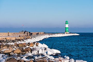 The mole in winter time in Warnemuende, Germany van Rico Ködder