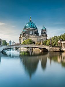 Stad Berlijn met de kathedraal van Berlijn. van Voss Fine Art Fotografie