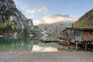 Boothuis aan de Pragser Wildsee in Zuid-Tirol van Michael Valjak
