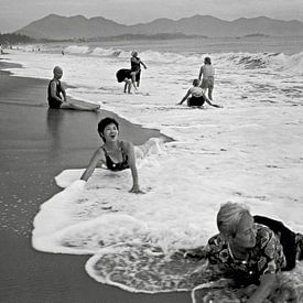 Badende vrouwen op het strand van Nha Trang in Vietnam van Silva Wischeropp