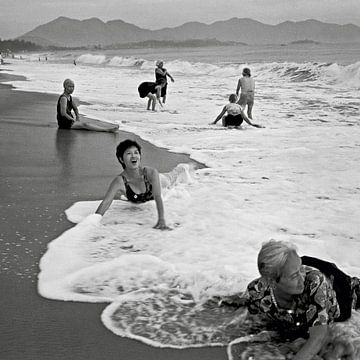 Badende vrouwen op het strand van Nha Trang in Vietnam van Silva Wischeropp