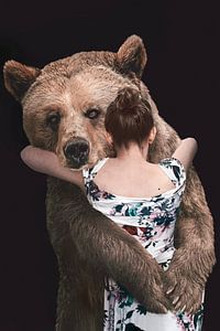 Berührende Umarmung: Frau und Bär in symbolischer Kunst für Ihr Interieur