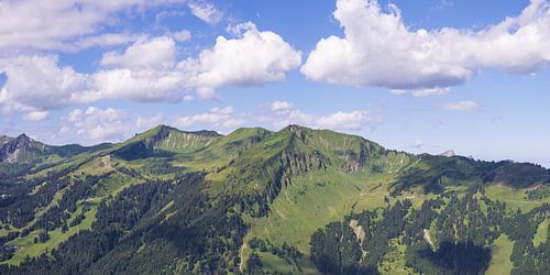 Panorama van Himmelschrofen, 1790m, naar Fellhorn, 2038m en Söllereck, 1706m, Allgäuer Alpen